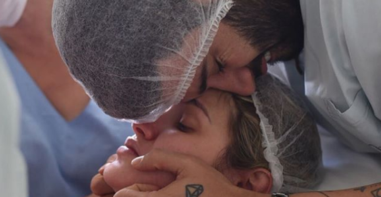 Andressa Suita mostra Gabriel dando força durante o parto de Samuel em fotos emocionantes