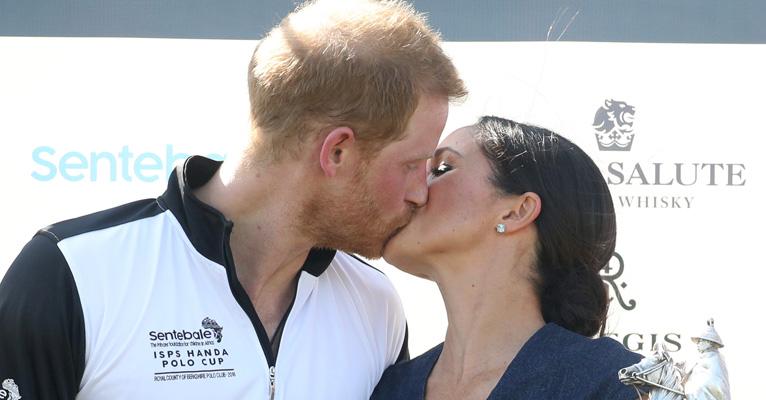 Meghan Markle e príncipe Harry quebram o protocolo real e trocam beijão em público