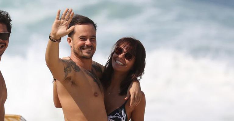 Paulo Vilhena troca carinhos com a namorada em dia de praia