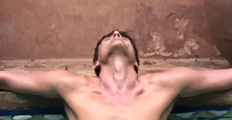 No Marrocos, Reynaldo Gianecchini exibe boa forma em piscina e fãs elogiam