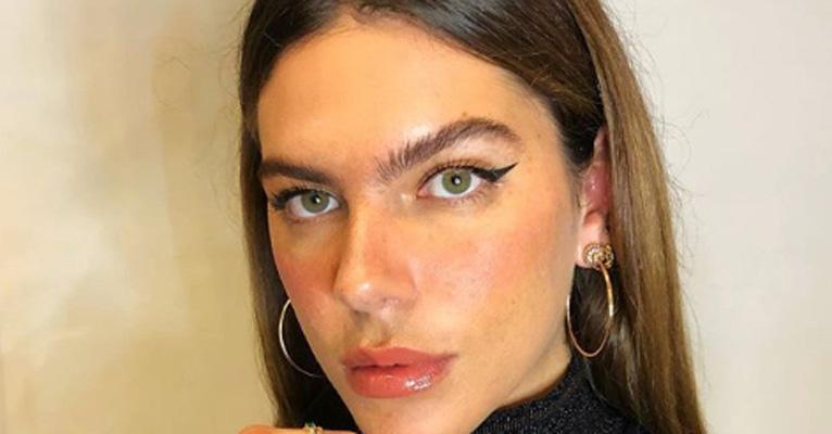 Mariana Goldfarb posa sem maquiagem e manda recado: ‘’Não peço que me aceites’’