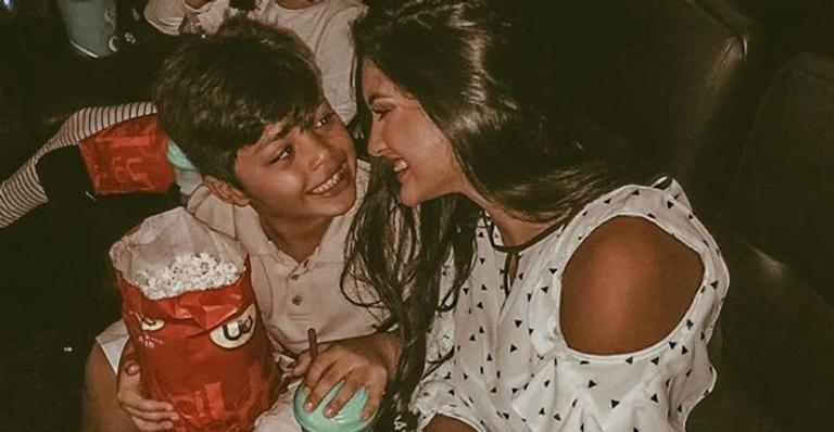 Mileide Mihaile é aplaudida em saída de fórum e desabafa: ”Precisamos da bandeira de paz”