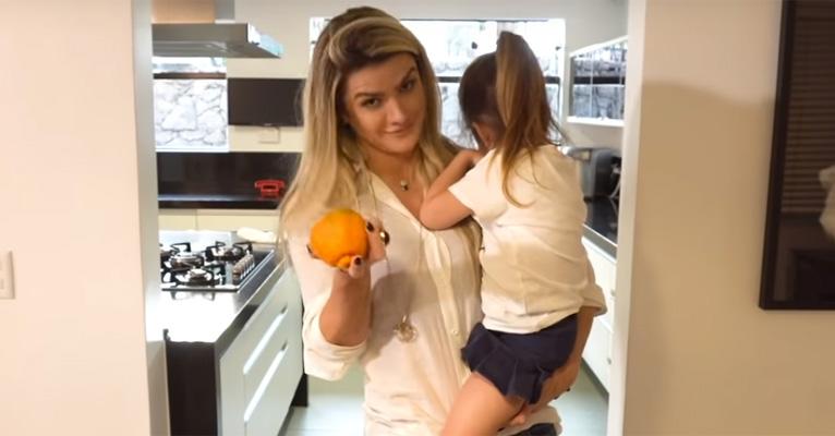 Mirella Santos mostra como é difícil fazer a filha, Valentina, comer