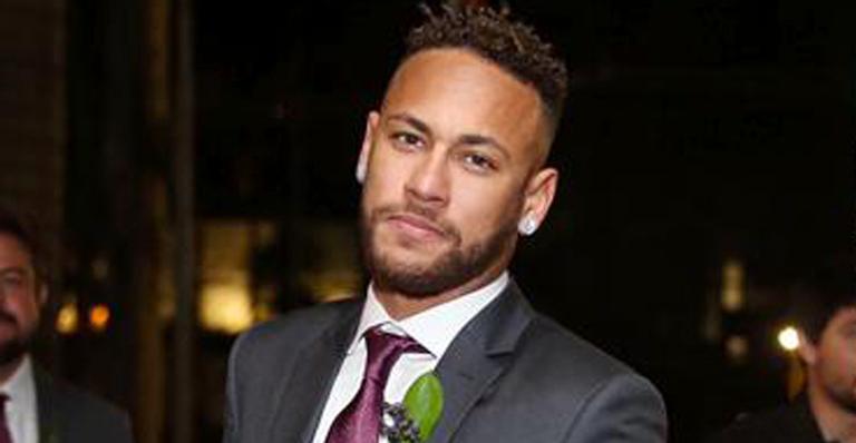 Neymar Jr. sobe no palco e solta a voz durante casamento da amiga, Samara Costa