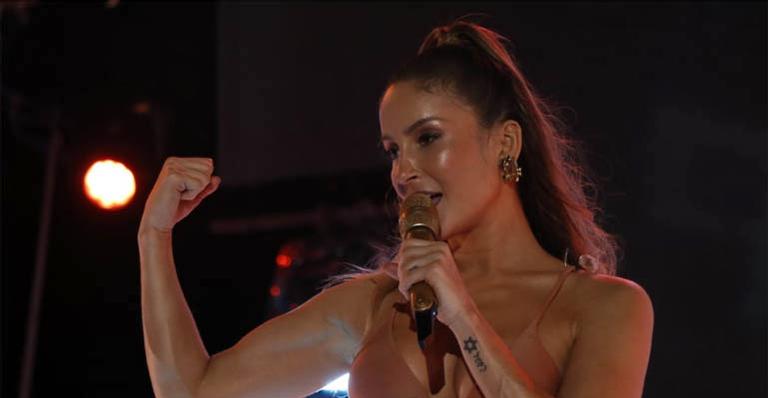 Claudia Leitte demonstra seu apoio ao Orgulho LGBT no Fortal