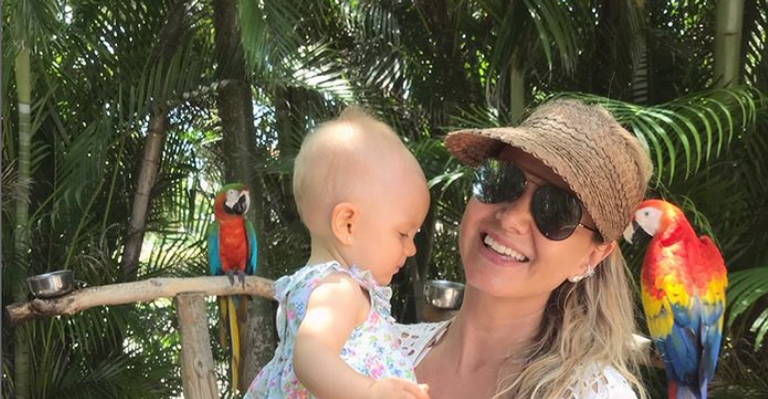 Eliana flagra a filha, Manuela, exibindo o sorriso e comentário de Ivete Sangalo rouba a cena
