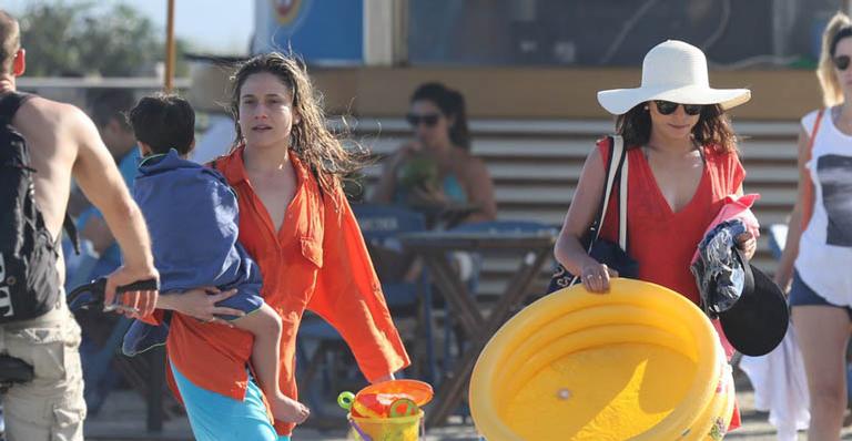 Fernanda Gentil curte dia na praia com a namorada e o filho