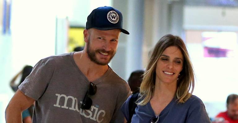 Rodrigo Hilbert e Fernanda Lima fazem rara aparição com os gêmeos
