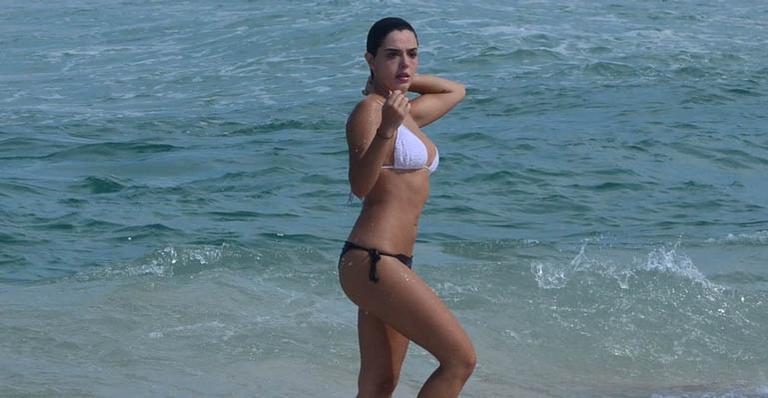 Giovanna Lancellotti exibe boa forma em dia na praia