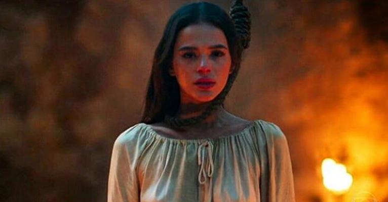 Vilã de Bruna Marquezine é enforcada no final de novela e atuação da atriz é elogiada