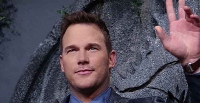 Chris Pratt beija Katherine Schwarzenegger na frente do filho de 5 anos