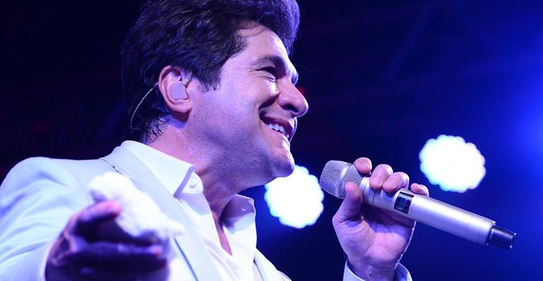 Em viagem, Daniel posa ao lado da família e encanta fãs