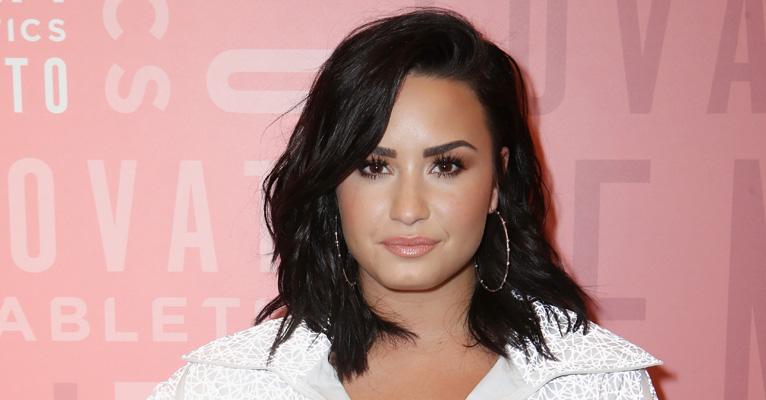 6 dias após overdose, Demi Lovato continua internada com febre alta e muito enjoo