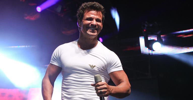 Eduardo Costa publica foto rara com a filha e explica ausência em sua criação