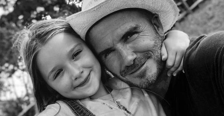 Cabeleireiro? David Beckham corta cabelo da filha de 7 anos
