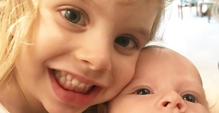 Fofura! Mariana Bridi mostra os filhos juntinhos e manda recado importante