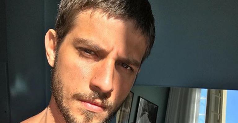 Solteiro, Chay Suede curte foto sensual da ex-namorada