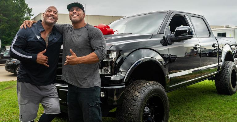 Dwayne Johnson dá carro a dublê que o acompanha há anos