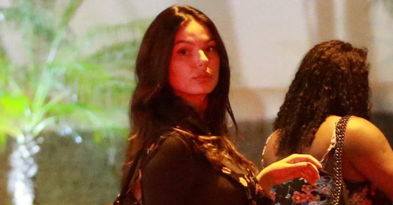 Isis Valverde exibe barriguinha de 6 meses de gravidez em ida ao mercado com a família