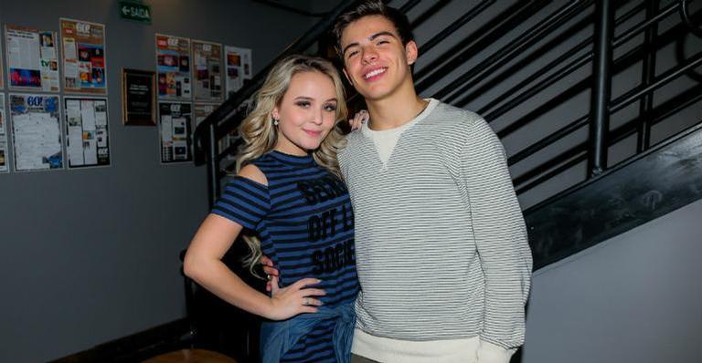 Thomaz Costa ganha presente com nome da ex Larissa Manoela e ironiza: ”Eu preciso usar”