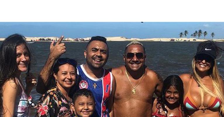 Tiririca publica foto em família e corpão de mulher do humorista chama a atenção