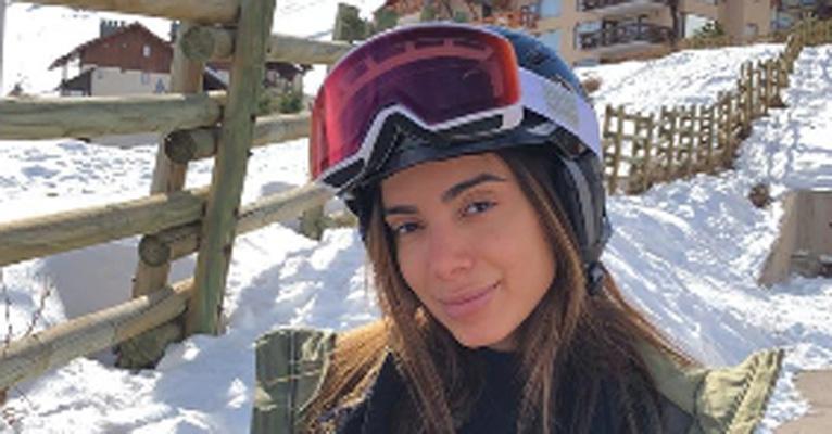 Anitta curte neve e mostra talento pra esquiar em férias no Chile
