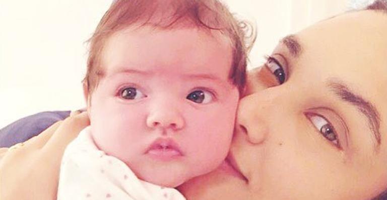 Débora Nascimento amamenta a filha, Bella, e encanta fãs
