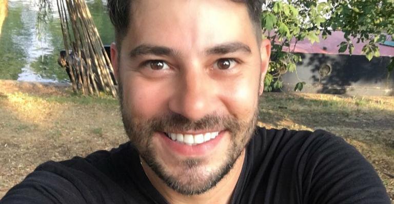 Evaristo Costa faz ”freela” durante as férias e fãs comemoram: ”Estávamos com saudade”