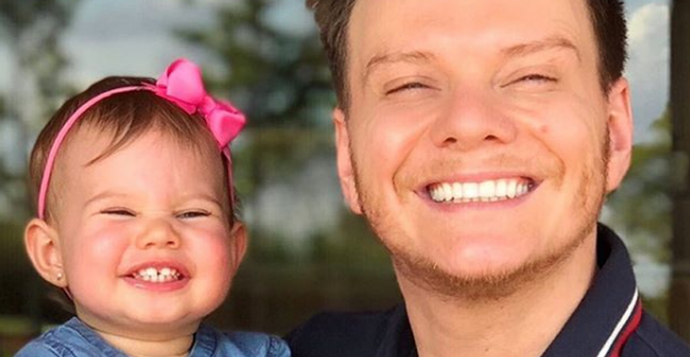 Michel Teló e Thais Fersoza exibem fofura da filha, Melinda, no look de aniversário