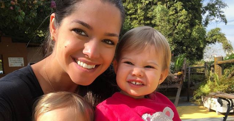 Thais Fersoza ganha beijo apaixonado da filha, Melinda, e faz declaração de aniversário emocionante