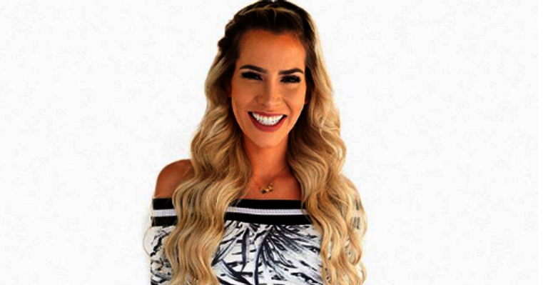 Adriana Sant’Anna muda o visual mais uma vez e aparece de franja