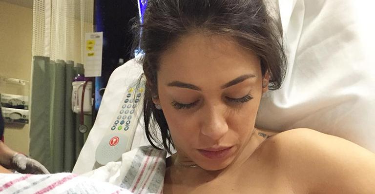 Bella Falconi exibe clique fofo da filha e desabafa sobre amamentação: ”Chorei dia e noite”