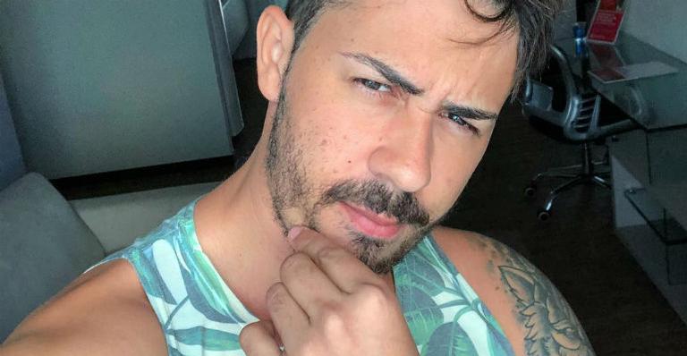 Carlinhos Maia é ovacionado ao voltar para a vila após título de segundo Stories mais visto do mundo