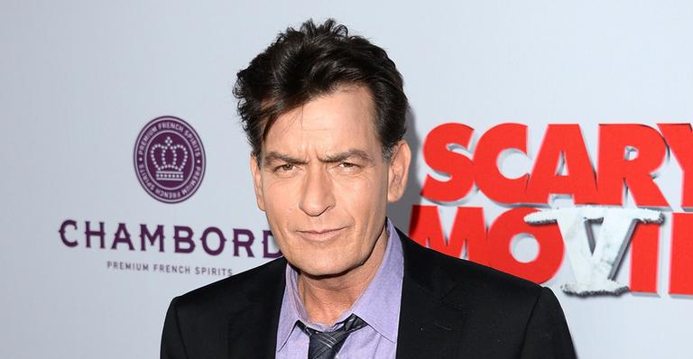 Charlie Sheen alega estar falido e pede para não pagar pensão dos quatro filhos