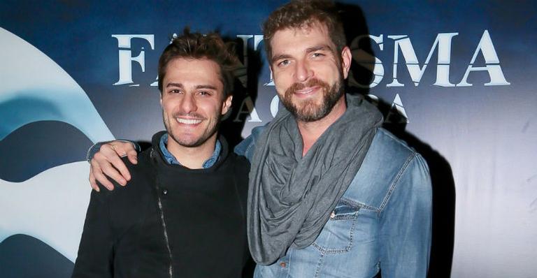 Hugo Bonemer prestigia estreia de musical ao lado do namorado, Conrado Helt