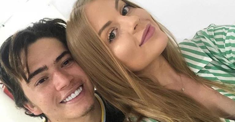 Whindersson Nunes comemora aniversário do sogro e faz piada com aparência dele: ”Sem sobrancelha”