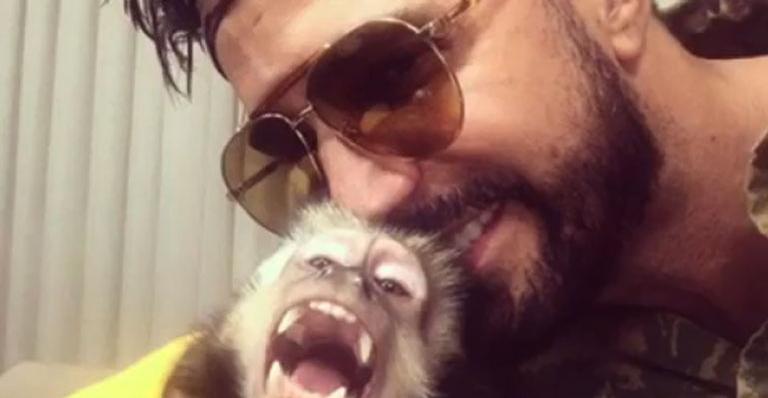 Latino passa situação delicada com macaca Ana Paula: ”É um problema sério”