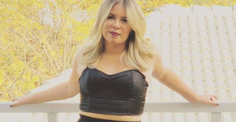 Marília Mendonça aparece de top cropped e afirma: ”É por que eu estou magra?”