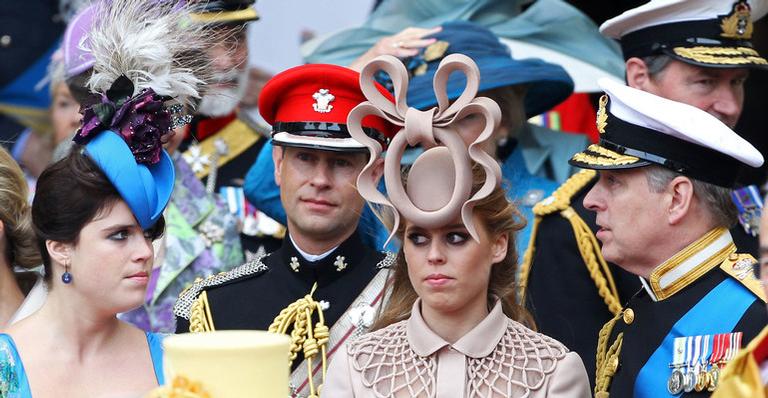 Princesas Beatrice e Eugenie admitem que choraram pelas piadas por seus chapéus