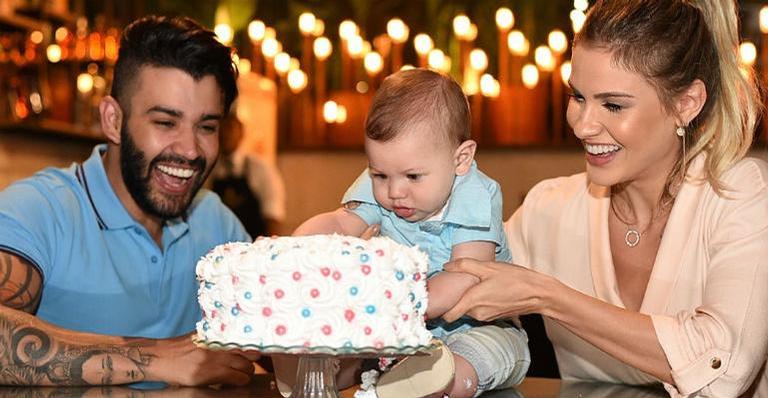 Gusttavo Lima revela momento fofo do filho, Gabriel, com os cachorros da casa