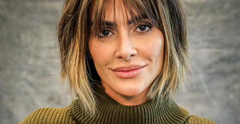 Cleo vai sem sutiã a evento e causa alvoroço