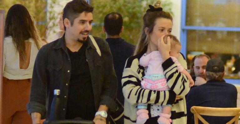 Juliana Didone enche a filha de carinho durante passeio em família