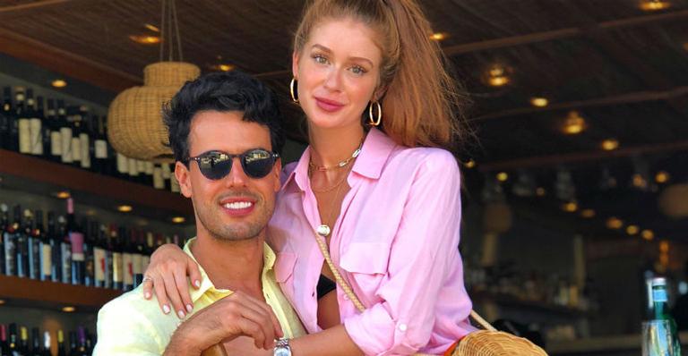 Marina Ruy Barbosa posa deslumbrante ao lado do marido na Grécia