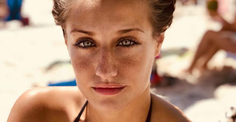 Bruna Griphao, de ‘Orgulho e Paixão’, sensualiza de maiô e ganha elogios