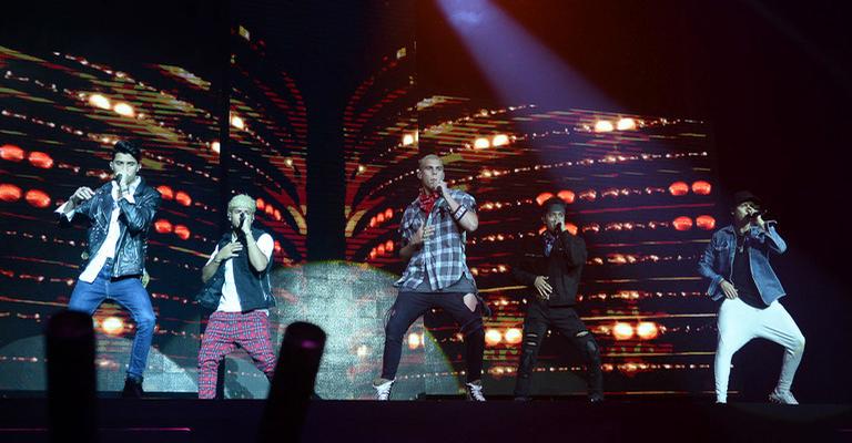CNCO, boyband latina, emociona fãs com primeira apresentação no Brasil