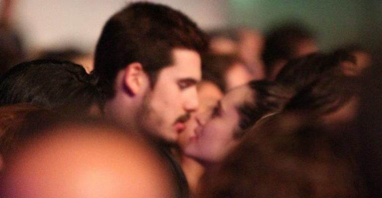 Juliana Paiva e Nicolas Prattes assumem romance e são flagrados aos beijos pela primeira vez