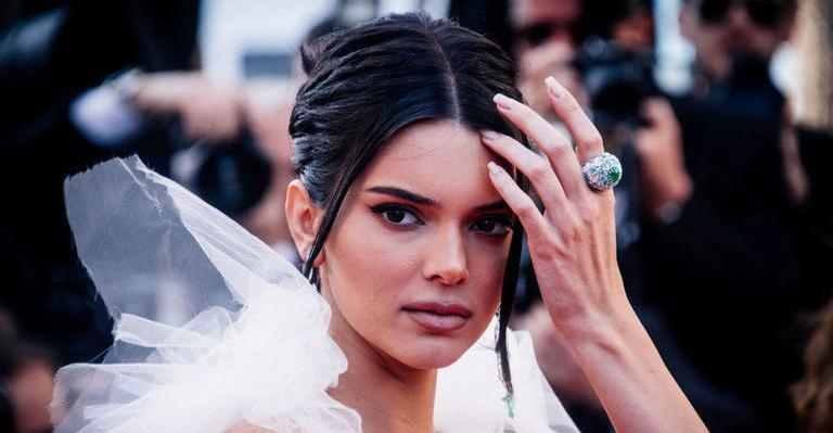Kendall Jenner relembra infância dela e das irmãs: ”Como éramos feias”