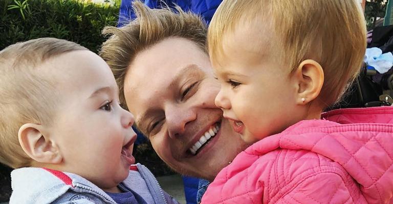 Longe de casa, Michel Teló mata saudade da família com videochamada fofa