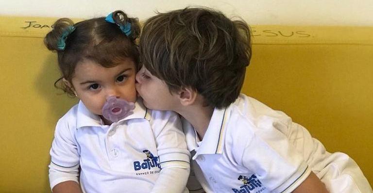 Mãe de Felipe Simas compartilha foto do primeiro dia de aula da netinha: ”Maria está crescendo”