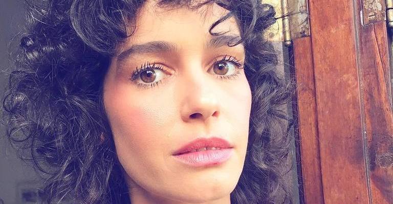 Maria Flor compartilha clique com pelos nas axilas e não se importa com críticas